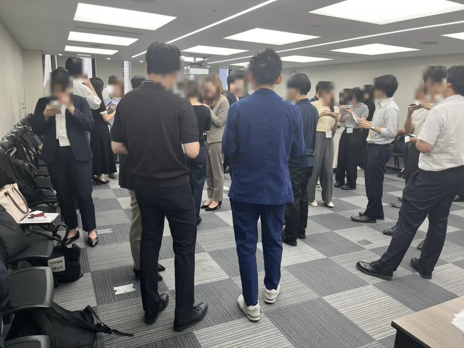 少人数のグループで会話する参加者