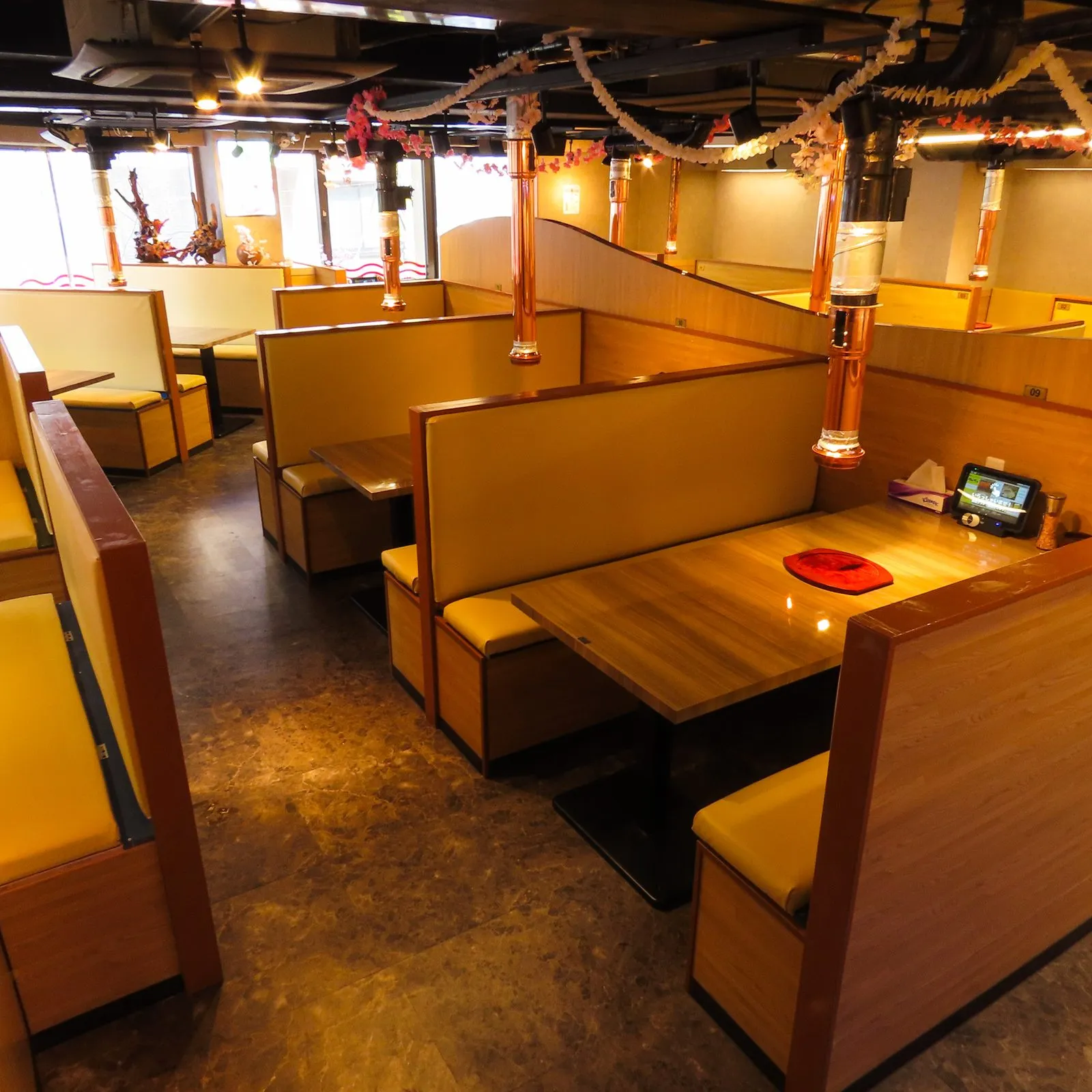 炭火ジンギスカンのんべえの店内。テーブル席が並ぶ